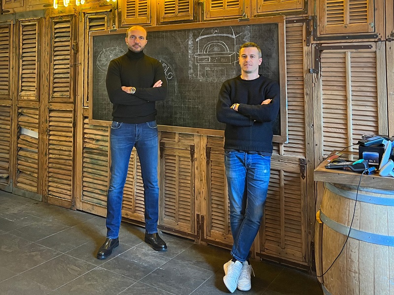 A sinistra, Mauro D&#039;Errico, ceo e co-fondatore di Fra Diavolo